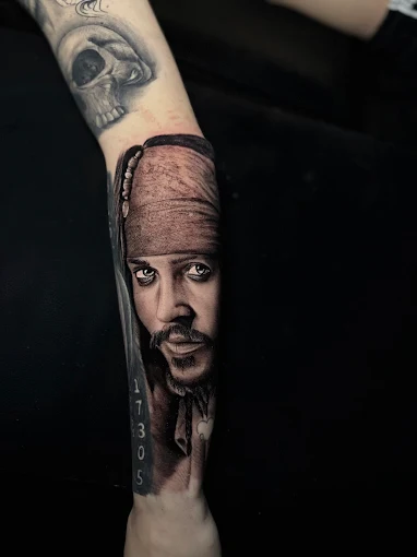 Tattoo de personaje en antebrazo